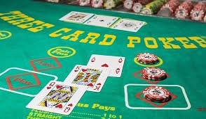 Tampilan layar permainan Mahjong Ways dengan simbol-simbol mahyong bersinar di industri kasino online Indonesia